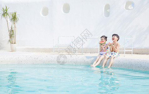 坐在西瓜上人小男孩和小女孩坐在泳池吃西瓜背景