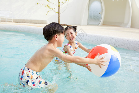 夏日沙滩小女孩小男孩和小女孩在泳池中嬉戏背景