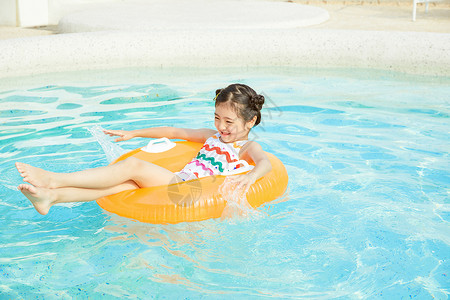 可爱游泳圈小女孩躺在泳池里的游泳圈上背景