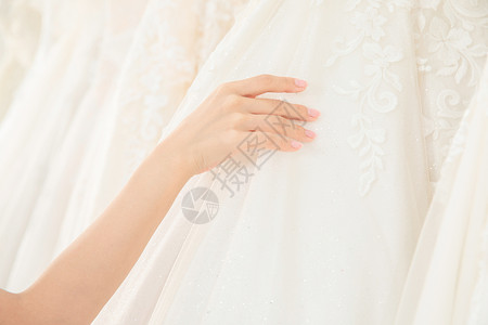 结婚准备在婚纱店挑选婚纱的女孩特写背景