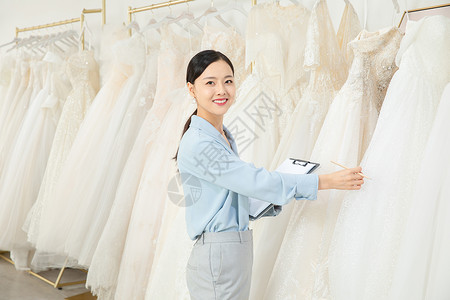 服装设计师记录婚纱尺码图片