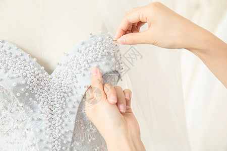 服装设计师缝制婚纱特写高清图片