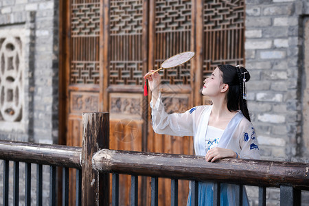 古风撑伞女子古装汉服古风美女背景