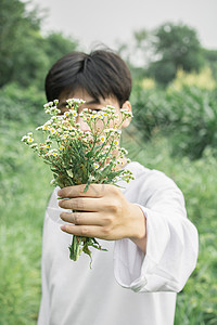 夏日男生田野拿花自拍高清图片