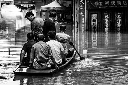 洪水群众转移高清图片