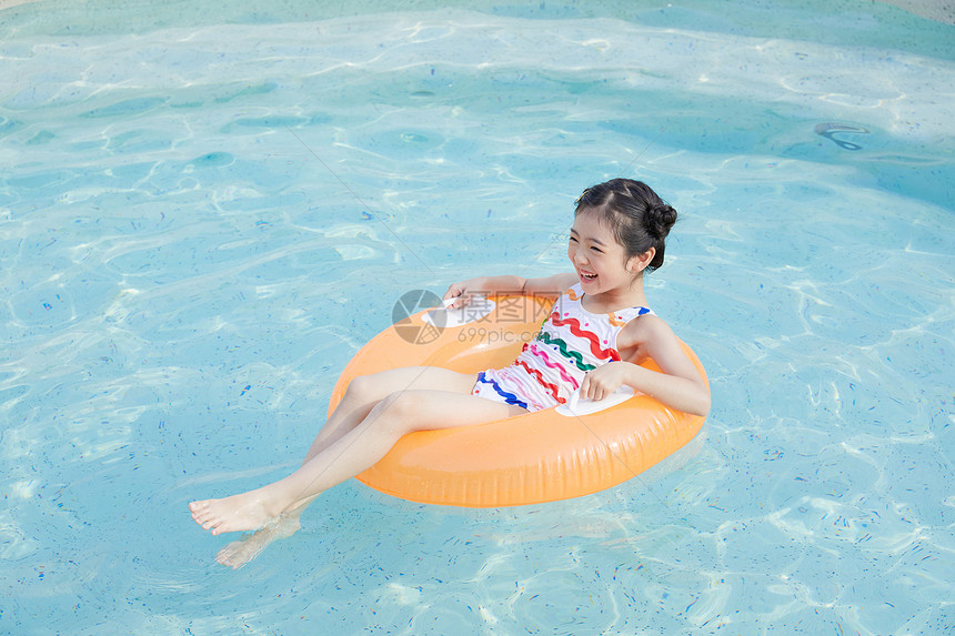 小女孩泳池里开心玩水图片