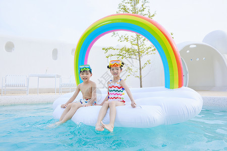 彩虹浮排小朋友坐在充气浮排玩水背景