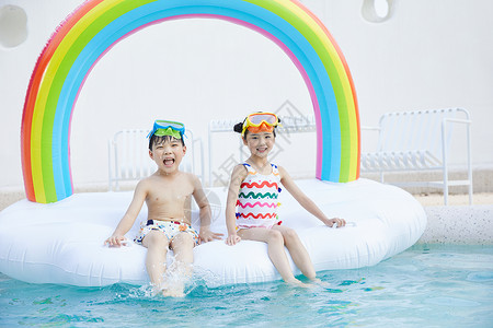 彩虹浮排小朋友坐在充气浮排玩水背景