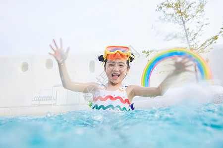 小女孩泳池里开心玩水高清图片