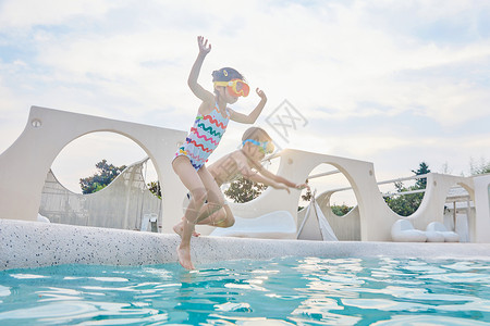 小女孩玩水小男孩和小女孩站在泳池边跳水背景