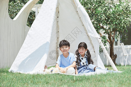 暑假休息小朋友在帐篷里休息背景