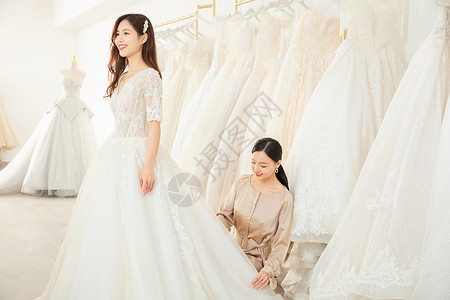 设计师为准新娘试穿定制婚纱背景图片