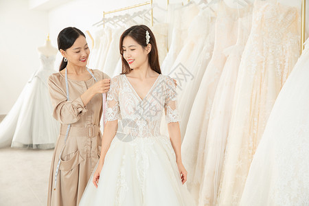 新娘美妆素材设计师为准新娘试穿定制婚纱背景
