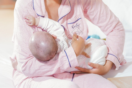 哺乳中的母亲妈妈哺乳给宝宝吃奶背景
