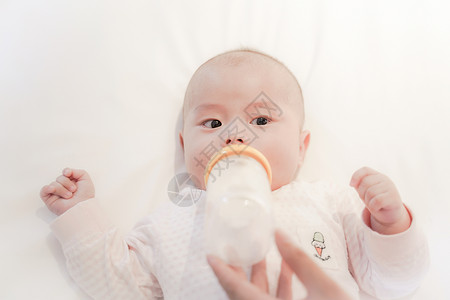 妈妈给宝宝用奶瓶喂奶背景图片