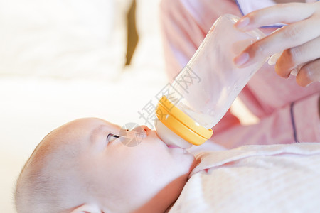 宝宝喝妈妈给宝宝用奶瓶喂奶背景