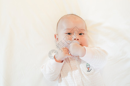 宝宝使用安抚奶嘴高清图片