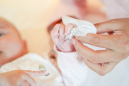 婴儿湿巾妈妈给宝宝用湿巾擦手背景