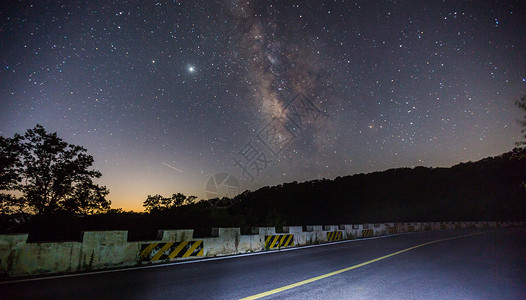 星空大山陕西旬邑石门山森林公园背景