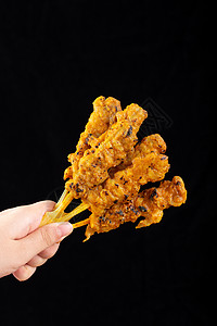 特色小吃手里拿着咖喱鸡肉串高清图片