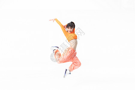 年轻街舞女生跳起动作图片