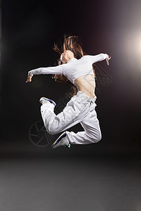 年轻街舞女生跳起动作背景图片