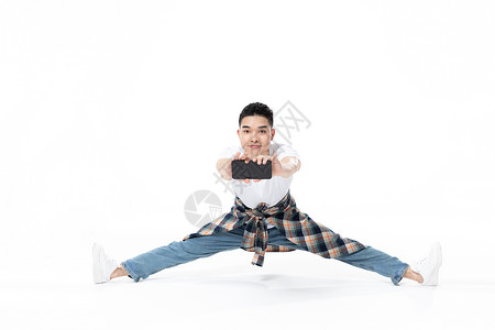 年轻街舞男生展示舞蹈技巧高清图片