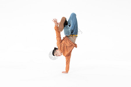 年轻街舞男生跳地板舞高清图片
