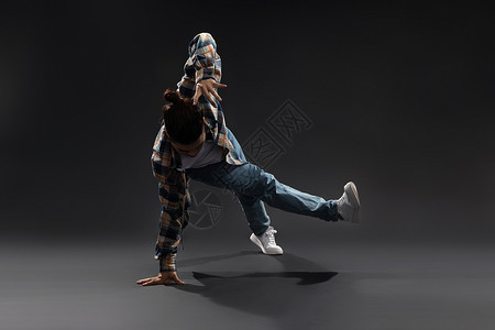 年轻街舞男生跳舞高清图片