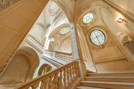 法国巴黎卢浮宫室内旋转楼梯背景图片