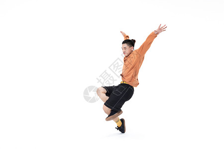 年轻街舞男生跳跃技巧图片