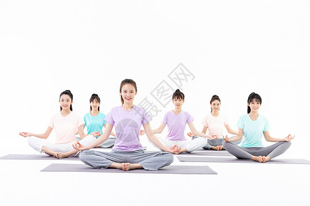 年轻美女团体瑜伽打坐图片
