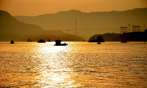 重庆游船夕阳映平湖背景