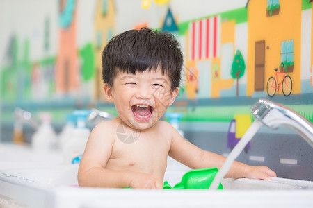 婴幼儿洗澡背景图片