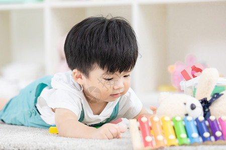 儿童中国可爱幼儿宝宝坐地毯上玩玩具背景