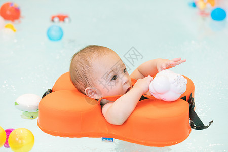 戴游泳圈游泳的婴幼儿图片
