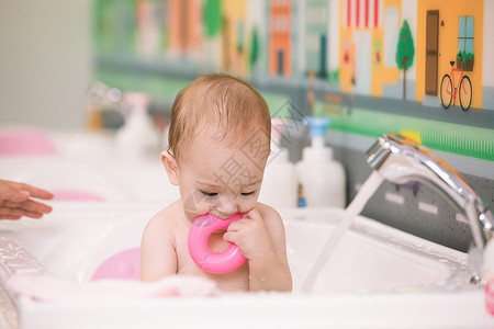 阿姨给婴幼儿洗澡特写图片