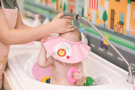 婴儿洗头阿姨给婴幼儿洗澡洗头特写背景