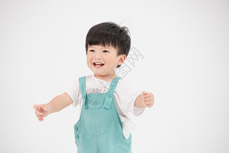 幼儿小孩子学步走路幼儿学习走路嬉戏玩耍背景