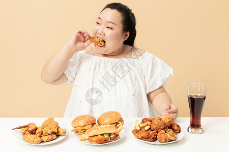 热量低肥胖女生大口吃油炸鸡翅背景