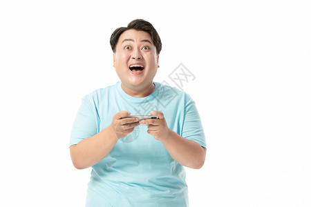 肥胖男生开心玩手机游戏图片