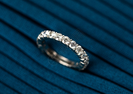 三排小银钻戒指结婚求婚钻石戒指背景