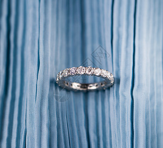 三排小银钻戒指结婚求婚钻石戒指背景