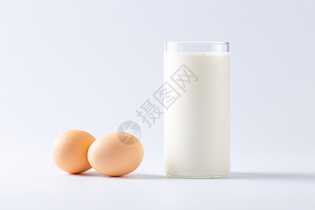 酸奶瓶煮鸡蛋和酸奶早餐背景