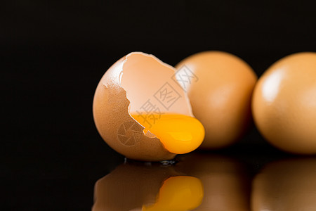 特写拍摄鸡蛋卵流出背景图片
