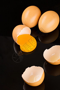 黑色背景拍摄散落的鸡蛋图片