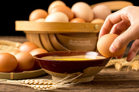 破壳的蛋向碗里打鸡蛋动作背景