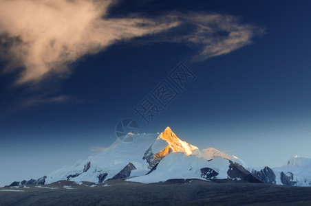 珠穆朗玛峰背景图片