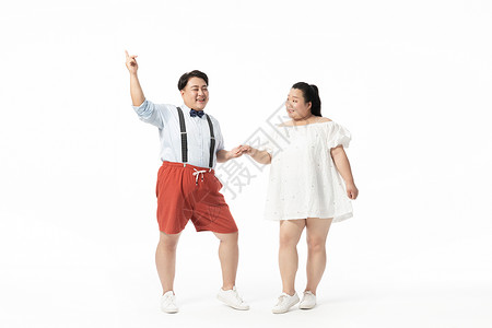 年轻肥胖情侣携手舞蹈背景图片