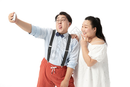 年轻肥胖情侣用手机一起自拍背景图片
